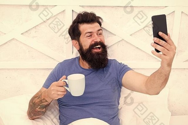 写博客床上快乐博主喝咖啡早....有胡子的男人。真正的时间生活博客保持私人个人博客使博客帖子智能手机在线社会网络博客