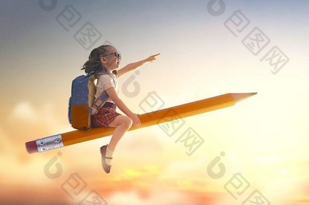 回到学校！快乐可爱勤劳的孩子在夕阳天空的背景下用铅笔飞翔。教育和阅读的概念。科技的发展