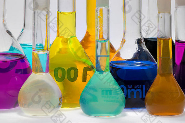 多个彩色化学烧瓶在一起的图像