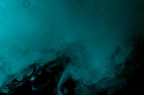 抽象蓝宝石水烟烟在黑色背景上。使用凝胶过滤器拍摄。纹理设计元素。