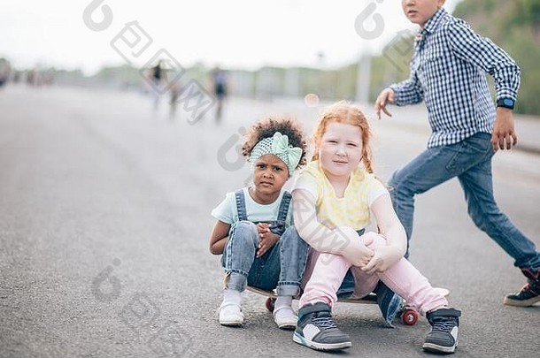 朋友红色头发的<strong>人</strong>非洲女孩坐着滑板概念童年跨文化沟通