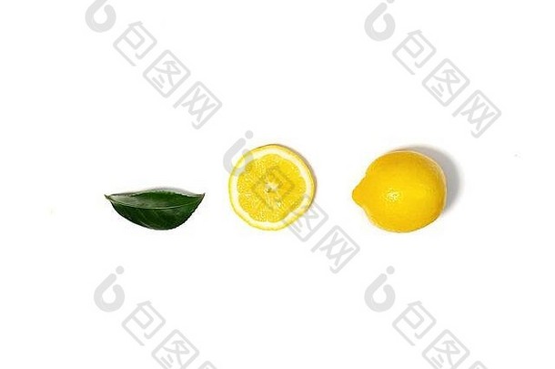 由柠檬和绿叶制成的创意布局。平铺。食物概念。白底柠檬色。
