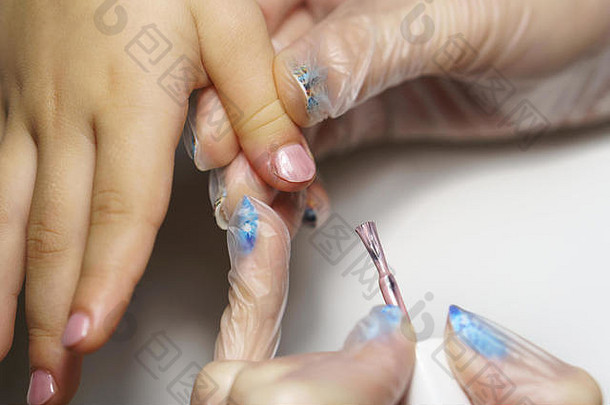 专业修指甲孩子美容师适用于疗愈紧致清漆指甲孩子的手指拍摄特写镜头