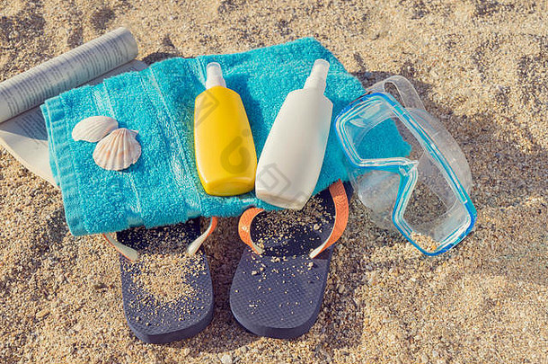夏季护肤套装、沙滩巾、人字拖、通气管和书籍