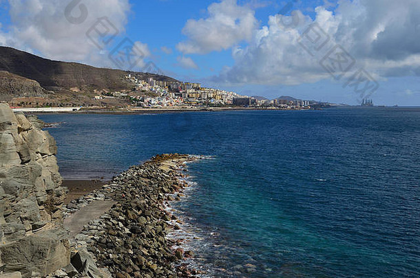 海岸景观，大海蔚蓝，城市和天空云彩，拉斯帕尔马斯大加那利群岛，加那利群岛