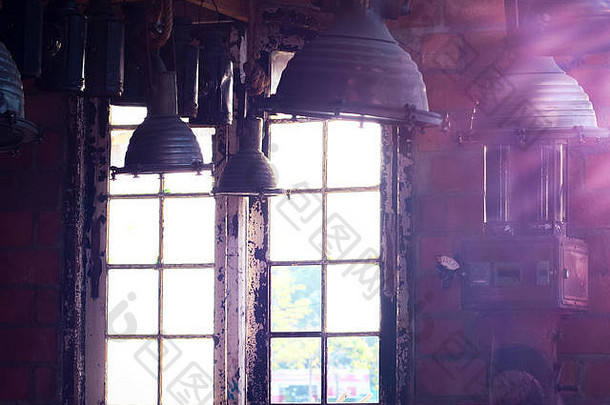 古董工业室内明亮的光未来窗户美丽的阳光