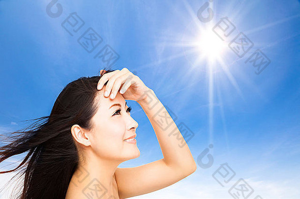 有阳光背景的美丽年轻女子。夏季护肤理念