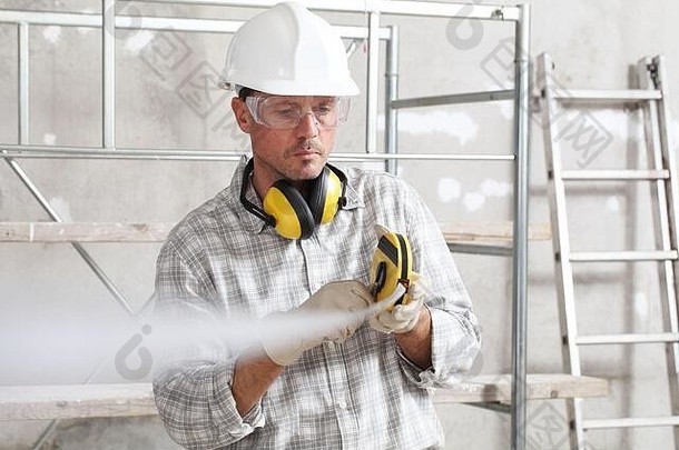 男人。工人测量计磁带穿硬他眼镜听力保护耳机建设网站