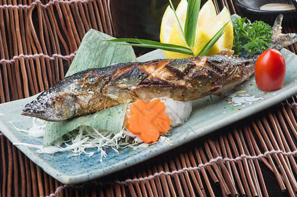 日本料理。背景炸鱼