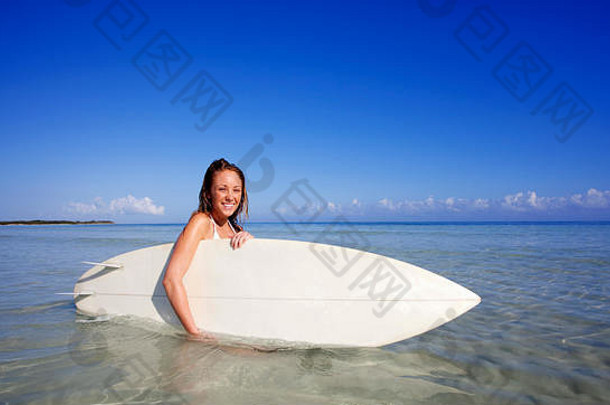 美国佛罗里达州迈阿密海滩上穿着比基尼的女人。
