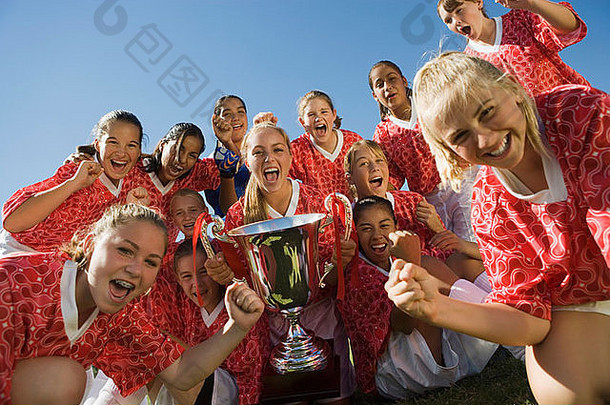 女子<strong>足球</strong>队（13-17）拿着奖杯