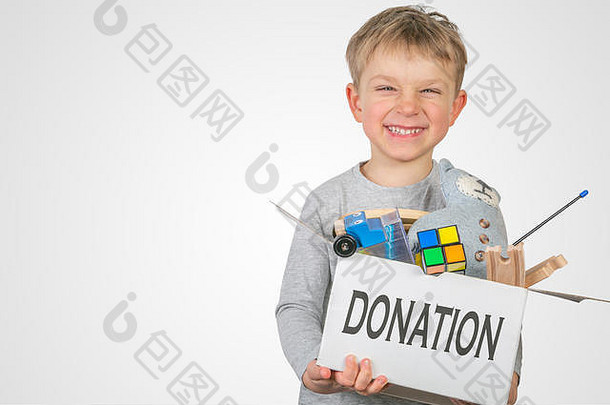 捐赠概念-男孩手持玩具盒捐赠