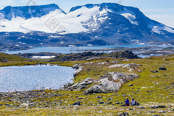 从Sognefjellshytta沿着国家风景线Sognefjellet在斯科尔登和挪威西部观看克罗斯布冰川斯摩斯塔布林。