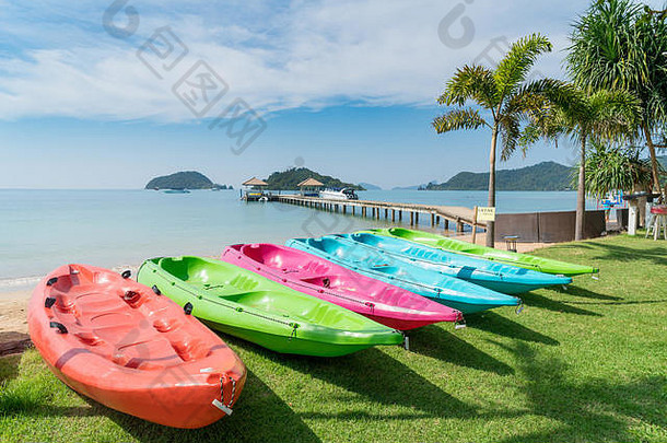 泰国普吉岛热带海滩上五颜六色的皮艇。<strong>暑期</strong>、假期和<strong>旅游</strong>概念。