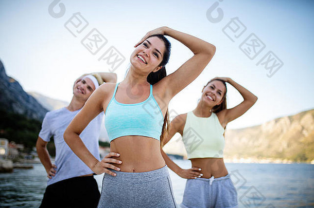 适合集团快乐人锻炼户外微笑朋友健身锻炼