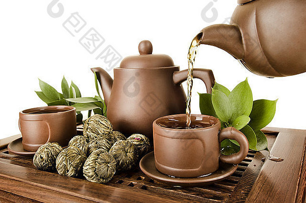 水平照片粘土茶壶茶流杯白色背景孤立的茶仪式