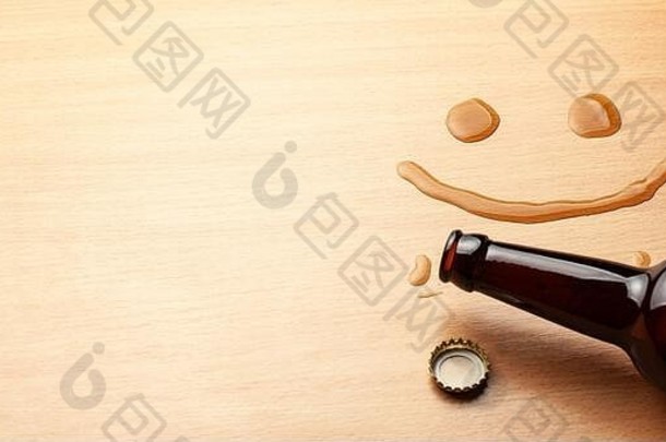 啤酒微笑。啤酒瓶和洒在桌上的饮料。文本的空间