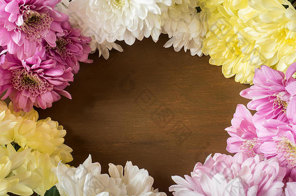 棕色木质背景上的一束五彩菊花，用于文本。
