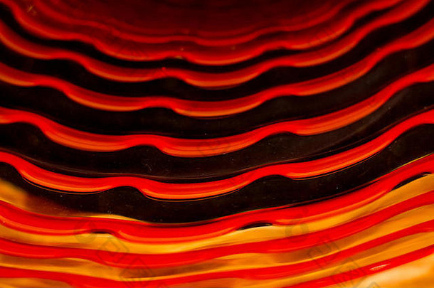 菲利普·斯托克斯拍摄的红黑漩涡玻璃器皿特写镜头