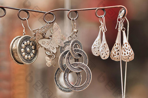 位于中国北京东南部的潘家园市场展出了手工制作的中国珠宝。