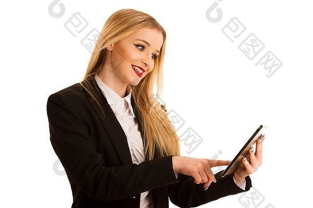 美丽的女商人在白色背景下的平板电脑上浏览网页