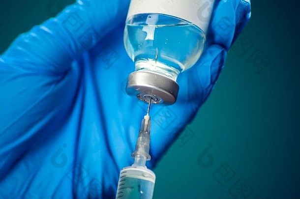 医生医疗手套持有瓶疫苗注射器注射关闭拍摄医学医疗保健概念