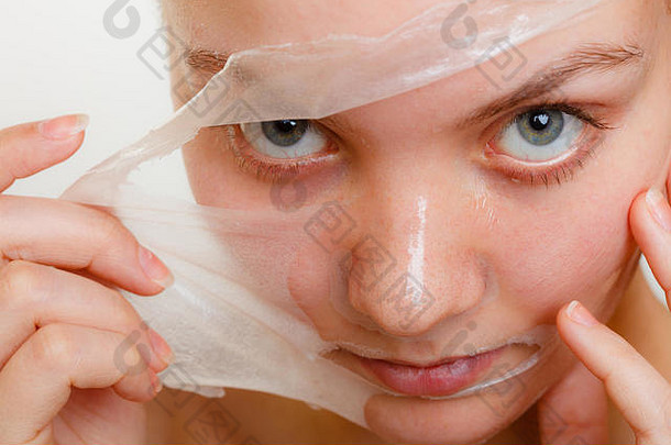 美容护肤化妆品与健康理念。年轻女子脸部的一部分，女孩去除面部的去皮面膜。剥皮。