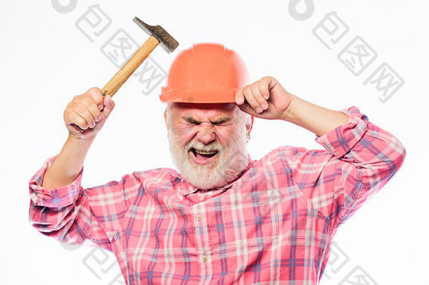 家庭修理工。经验丰富的工程师。修理或翻新。家装修理。留胡子的工人戴头盔，手持锤子。修理车间。修复概念。高级工头。