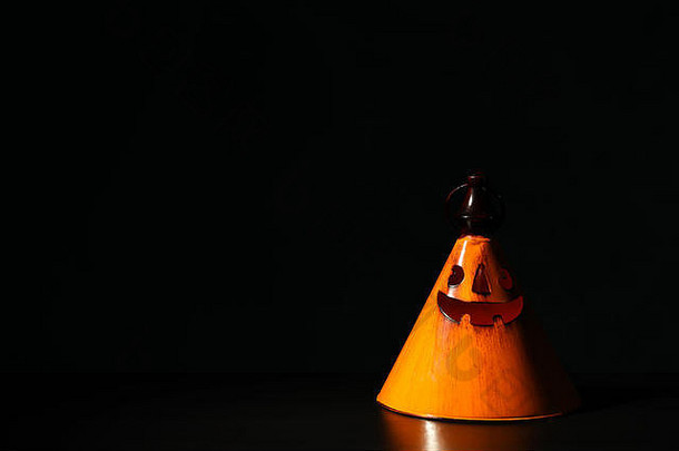 黑色背景上的橙色万圣节烛台，空间