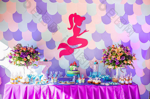 派对糖果条上的海洋时代美人鱼主题，紫色背景。女孩、青少年的生日聚会。