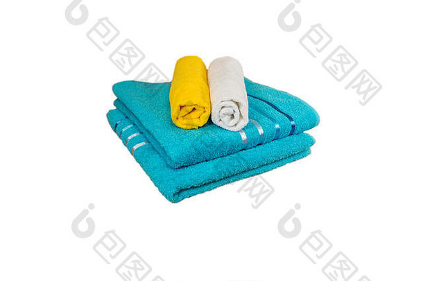 白色、黄色和蓝色棉质毛巾，在白色背景上隔离。
