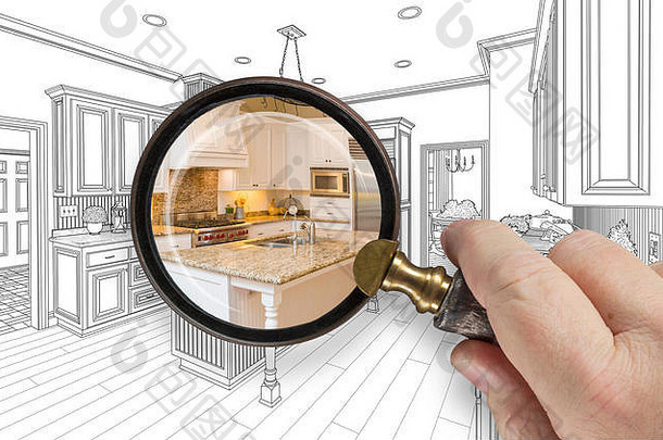 手持放大镜展示定制厨房设计图纸和照片组合。