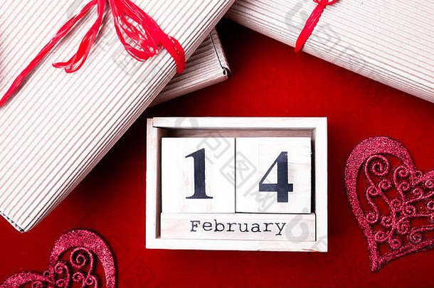 2月14日木制日历展，红心和礼品盒