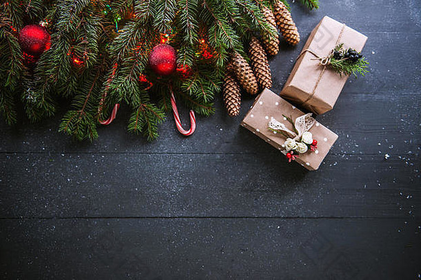 圣诞背景，木质板上有装饰品和礼品盒