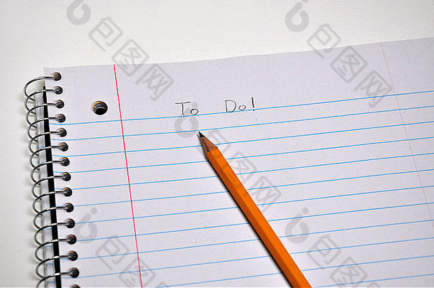 笔记本页面上待办事项列表标题的特写镜头。