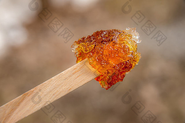 在糖棚时期，枫树太妃糖放在棍子上