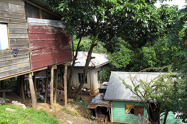 洪都拉斯罗坦的小山坡社区。
