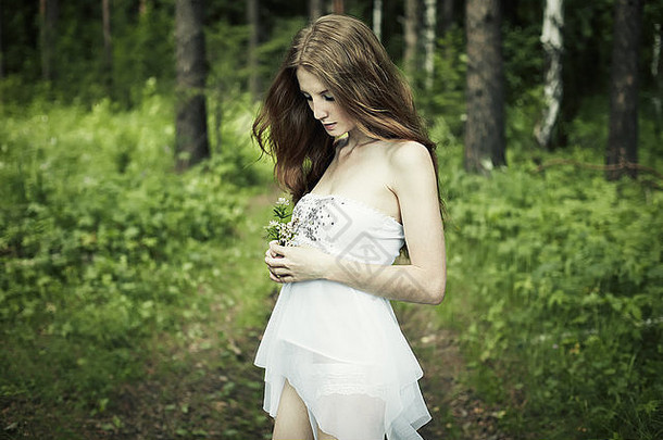 童话森林中的浪漫女人画像