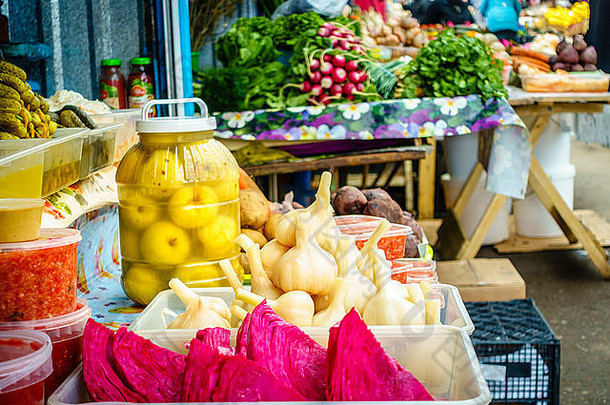 腌蔬菜出售农民市场皮亚季戈尔斯克俄罗斯