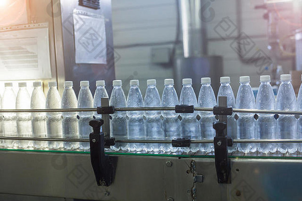 水厂-用于和将纯净矿泉水装入小瓶的瓶装水生产线
