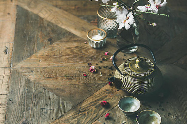 亚洲金铁茶壶、杯子、蜡烛和杏花