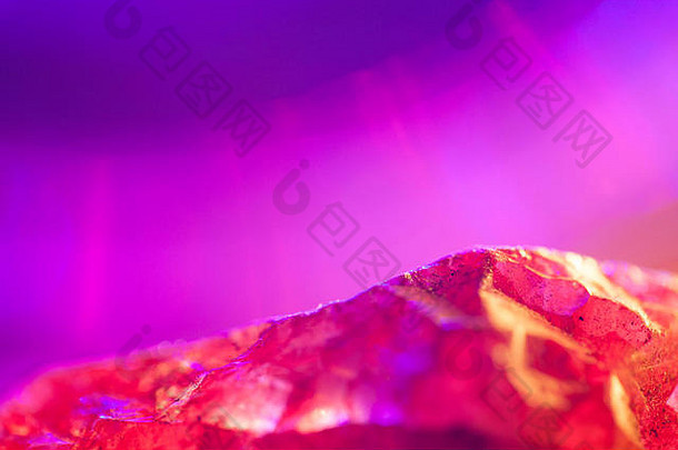 美丽的粉红色的石英水晶标本拍摄美丽的照明