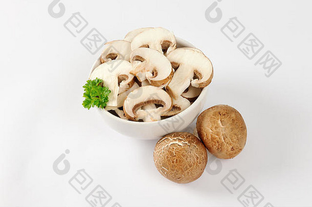 碗切片新鲜的蘑菇