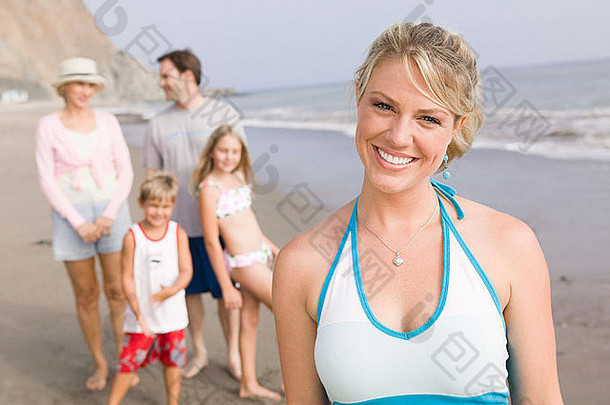 海滩上的女人与家人的肖像