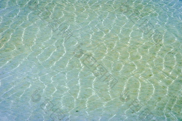中国青海察恰（察卡岩）盐湖的水面