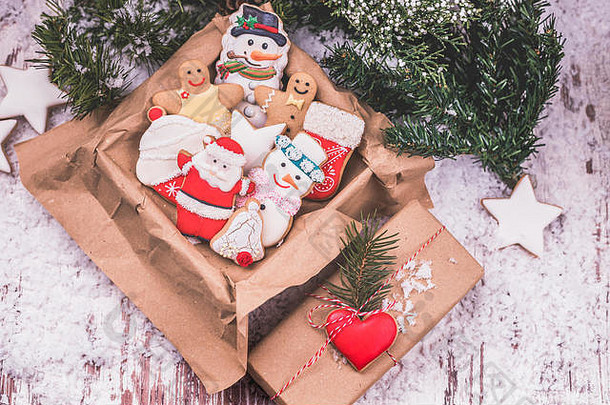 盒子里的圣诞姜饼、节日礼物和圣诞装饰品，背景是雪。空间。
