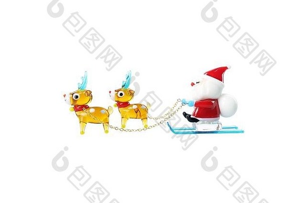 微型玻璃驯鹿圣诞老人坐着雪橇孤立的白色背景