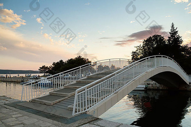 克里克文尼察运河上的黎明大桥