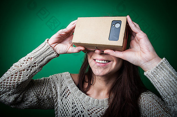 颜色拍摄年轻的女人纸板设备经验虚拟现实移动方