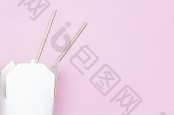 打开外卖盒子中国人<strong>面</strong>条提出了筷子粉红色的背景零售集平铺Copyspace